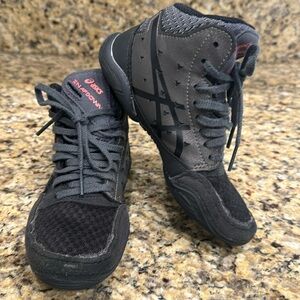 Kids size 12 ASICS snap down wrestling shoes. Good used condition